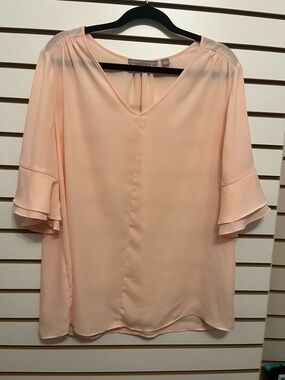 🧡 3/$15 Valerie Stevens Pale Peach V-Neck Ruffle Sleeve Blouse